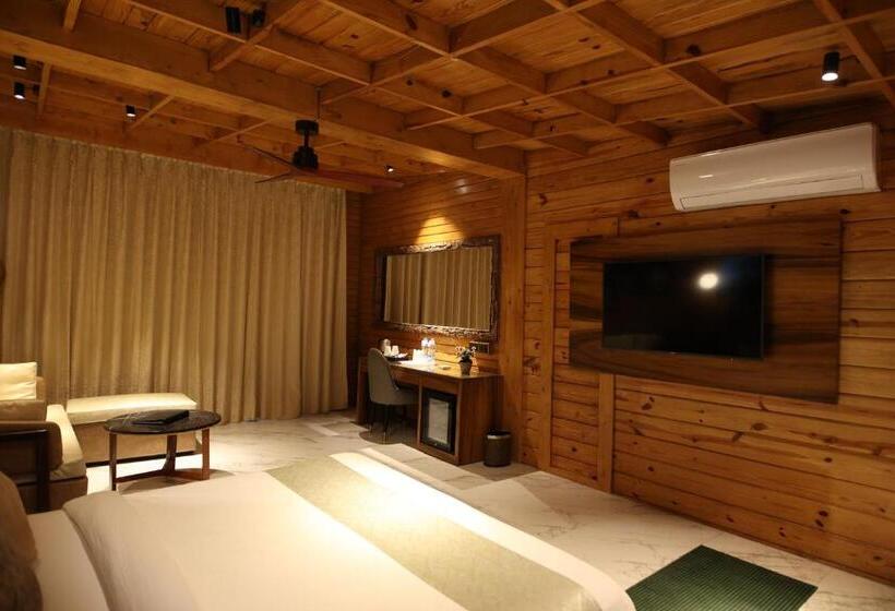 디럭스 룸 킹사이즈 침대, Kasauli Hills Resort