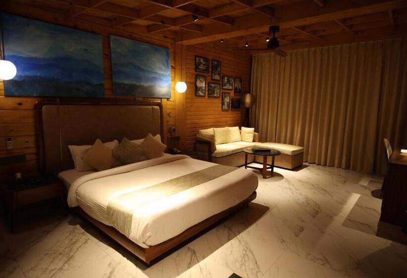 디럭스 룸 킹사이즈 침대, Kasauli Hills Resort