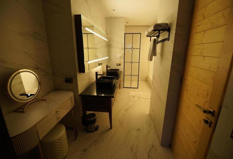 جناح, Kasauli Hills Resort