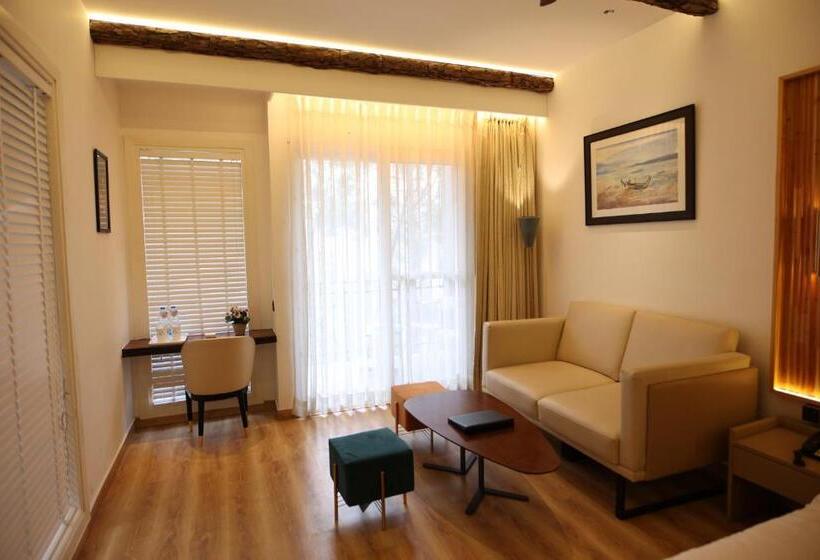 스탠다드 룸 킹사이즈 침대, Kasauli Hills Resort
