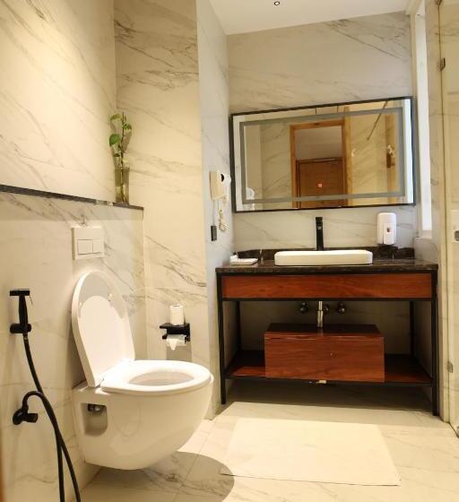 غرفة ديلوكس سرير كينج, Kasauli Hills Resort