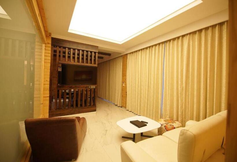 جناح, Kasauli Hills Resort