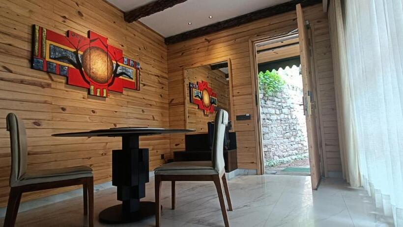 جناح, Kasauli Hills Resort