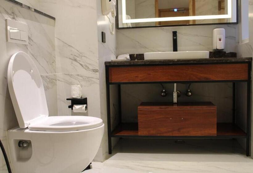 غرفة ديلوكس سرير كينج, Kasauli Hills Resort