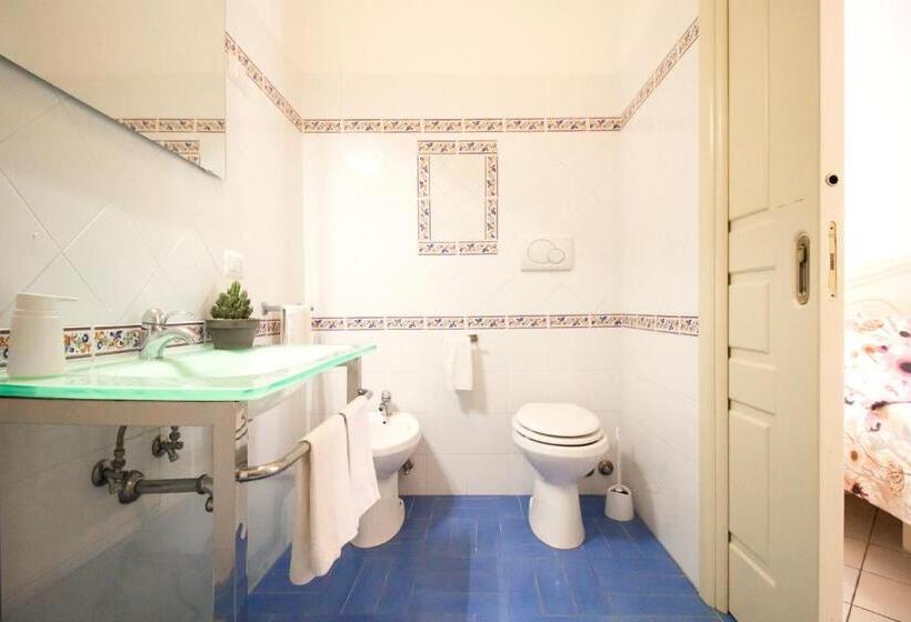 חדר סטנדרט נוף לים עם מרפסת, La Casa Del Sole Beachfront B&b Anzio