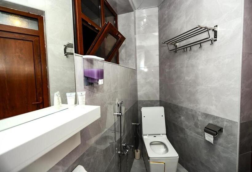 اتاق لوکس, Vətən