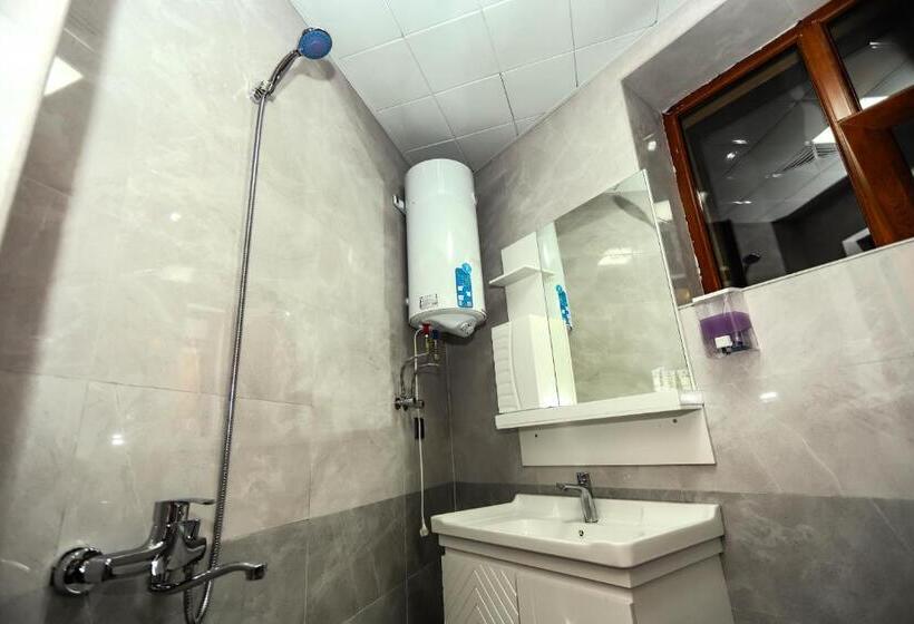 اتاق لوکس, Vətən