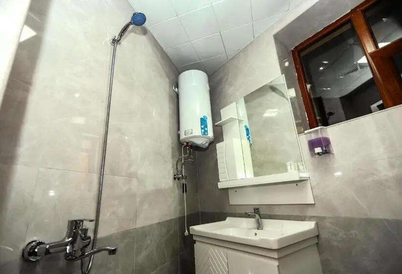 اتاق لوکس, Vətən