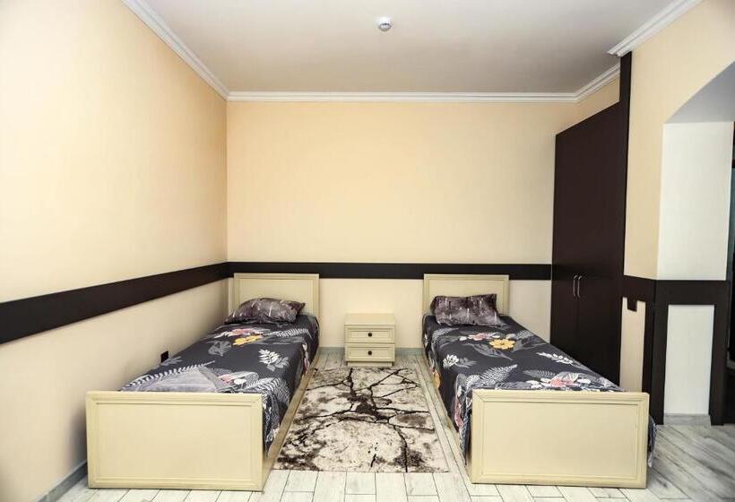 اتاق لوکس, Vətən