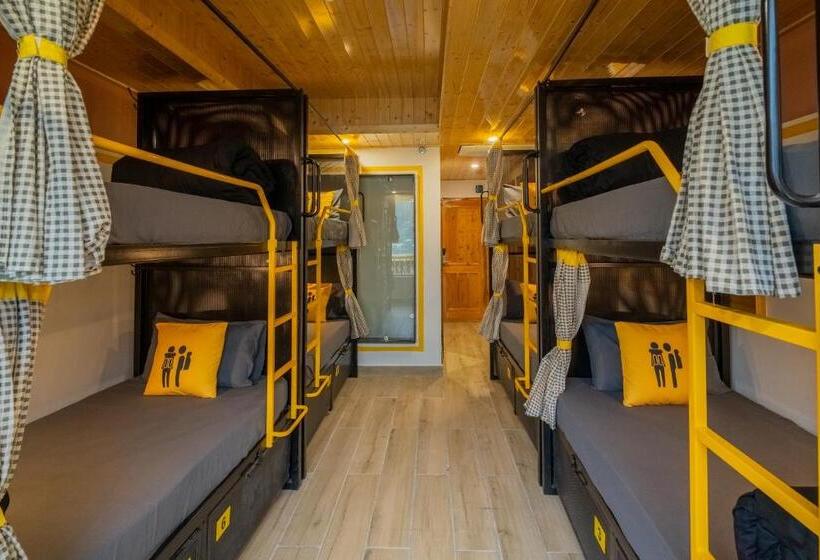 تختخواب در اتاق مشترک, The Hosteller Old Manali, Manu Temple