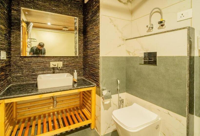 اتاق سوپریور با چشم‌انداز, The Hosteller Old Manali, Manu Temple