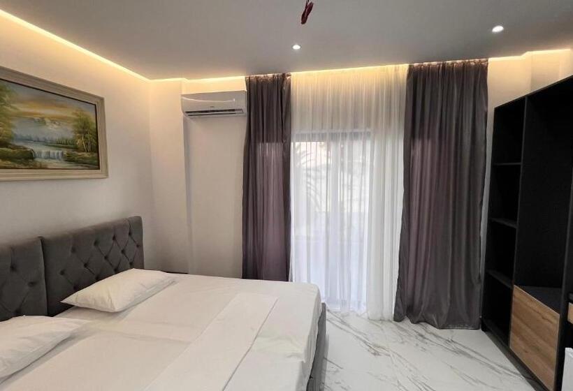 غرفة قياسية مطلّة علي البحر, Lezet