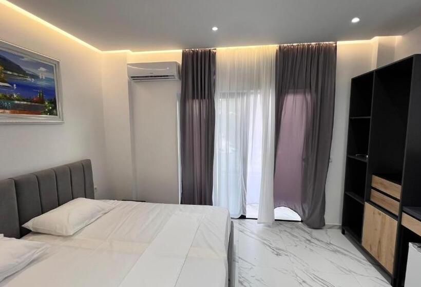 غرفة قياسية مطلّة علي البحر, Lezet