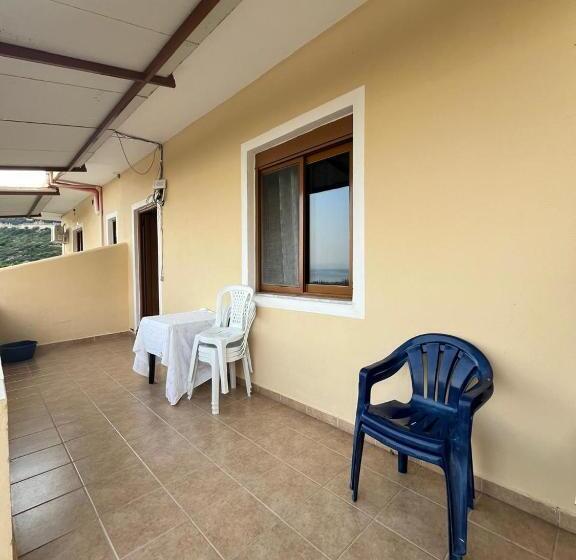 חדר משפחתי, Dimas Apartments