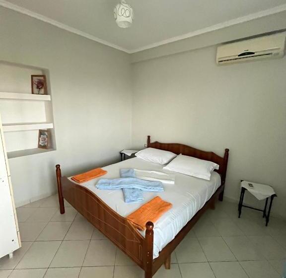 חדר משפחתי, Dimas Apartments