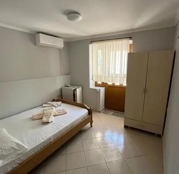 اتاق استاندارد با چشم‌انداز باغ, Dimas Apartments