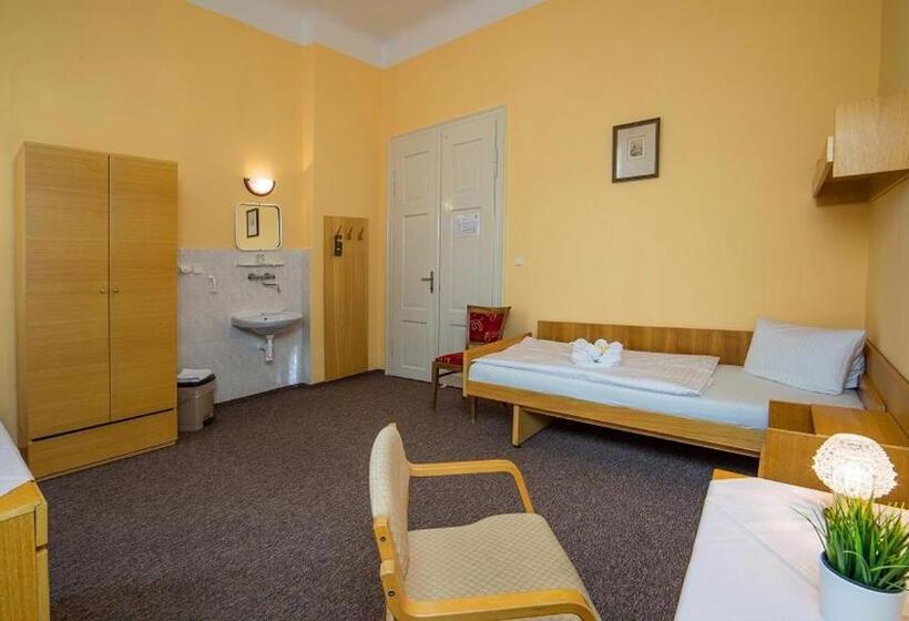 共用浴室的经济型房间, Otava Vedlejší Budova