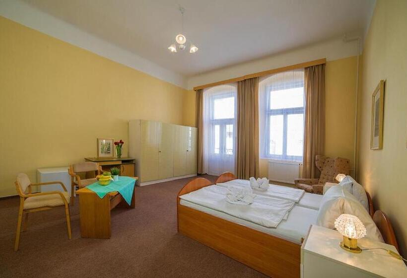 共用浴室的经济型房间, Otava Vedlejší Budova