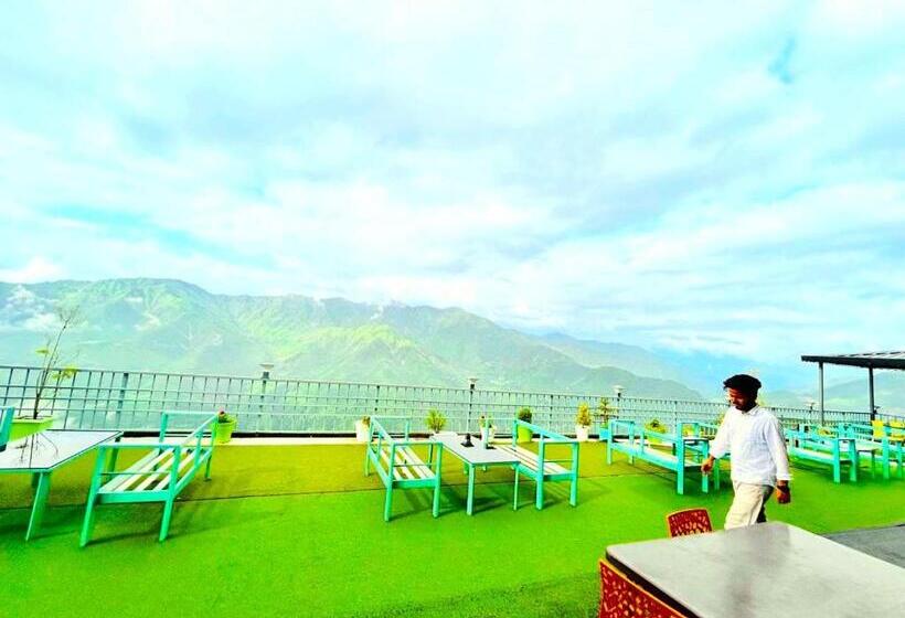 스탠다드 트리플 발코니 룸, The Grand Edge Retreat   Luxury In The Clouds