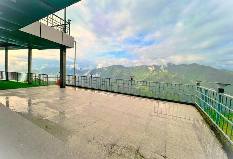 חדר סטנדרט לשלושה עם מרפסת, The Grand Edge Retreat   Luxury In The Clouds