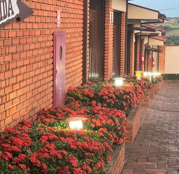 جناح, Status Motel