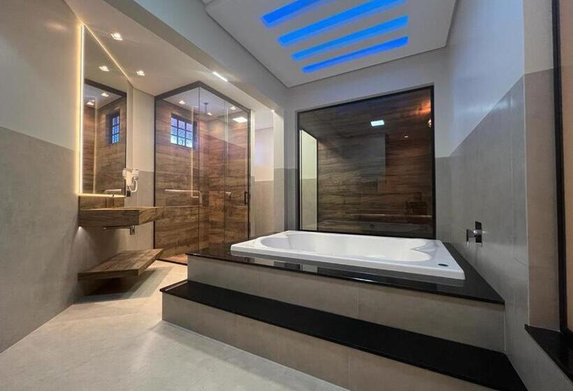 جناح مزود بجاكوزى, Status Motel