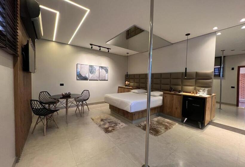 جناح مزود بجاكوزى, Status Motel