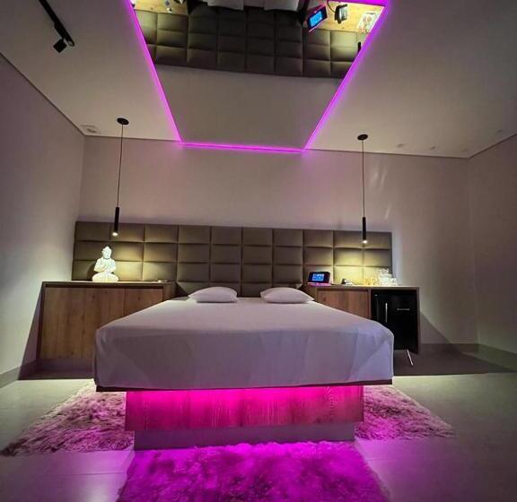 자쿠지 스위트, Status Motel