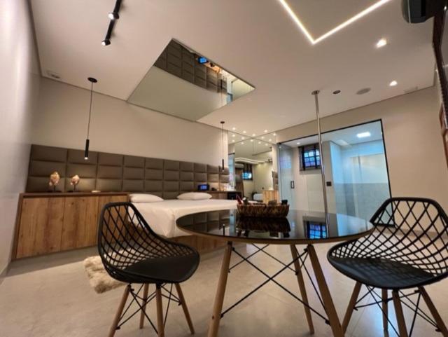 جناح مزود بجاكوزى, Status Motel