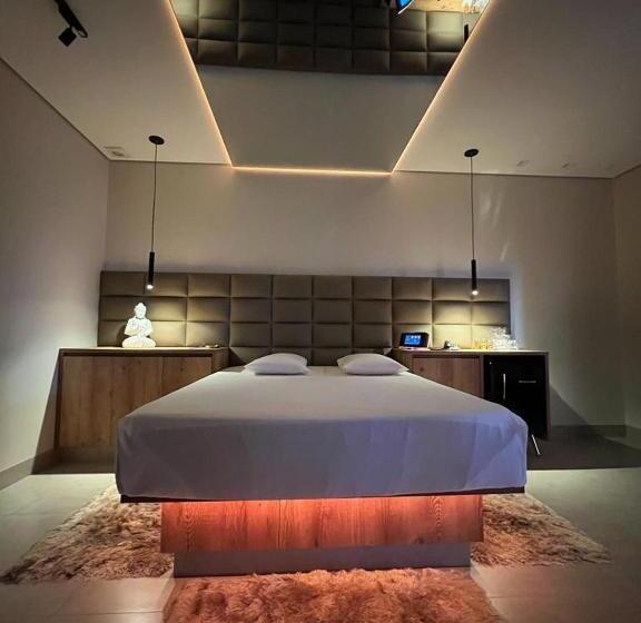 جناح مزود بجاكوزى, Status Motel