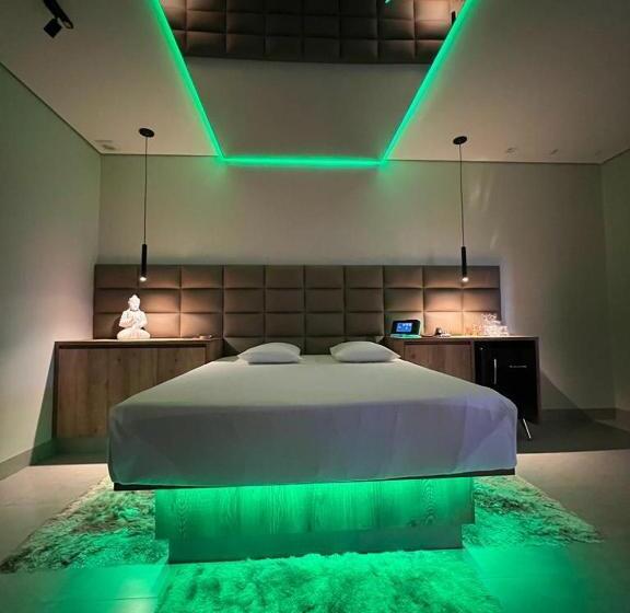 자쿠지 스위트, Status Motel