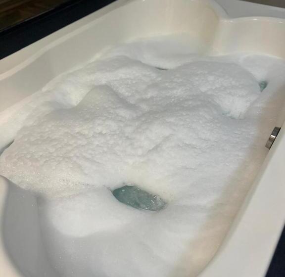 جناح مزود بجاكوزى, Status Motel