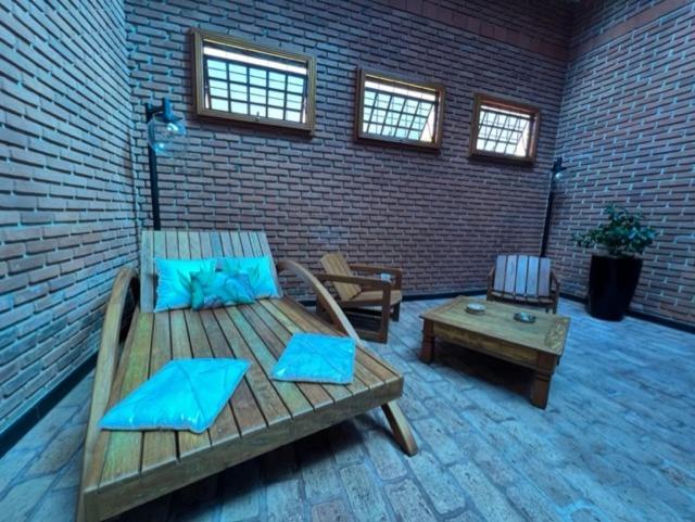 프레지덴셜 스위트, Status Motel