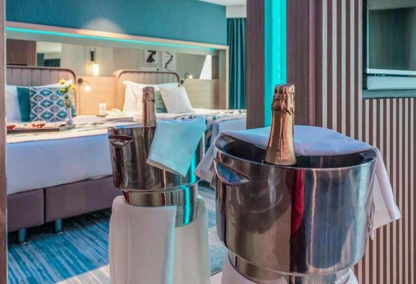 اتاق لوکس با چشمانداز دریا, Royal Wings