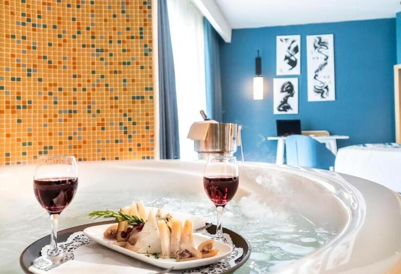 سوییت جونیور با چشمانداز دریا, Royal Wings