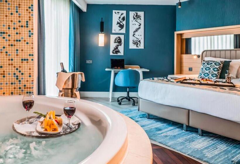 سوییت جونیور با چشمانداز دریا, Royal Wings