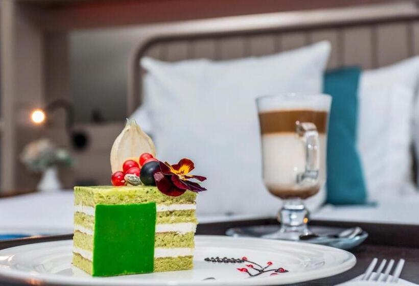 سوییت جونیور با چشمانداز دریا, Royal Wings