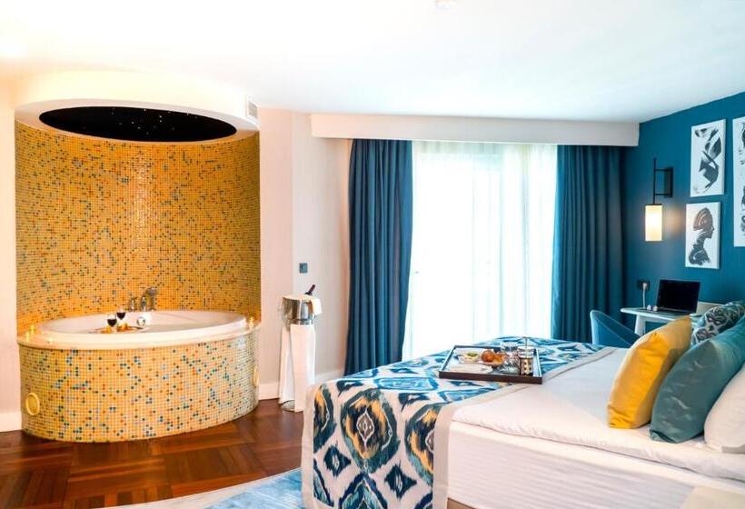 سوییت جونیور با چشمانداز دریا, Royal Wings