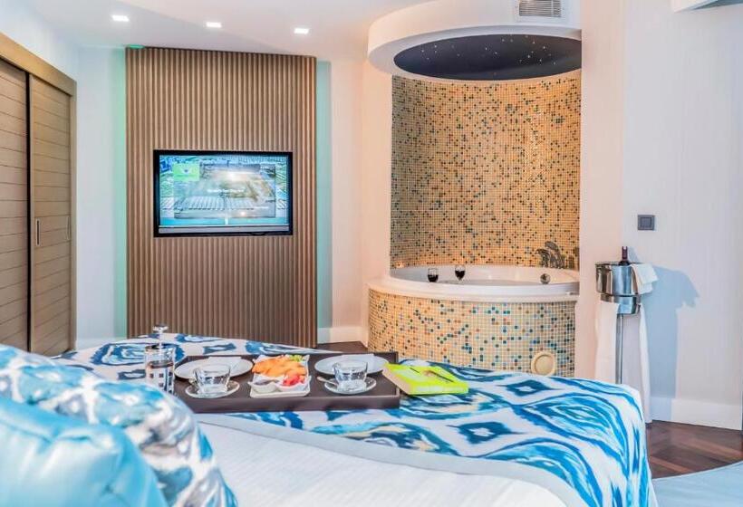 سوییت جونیور با چشمانداز دریا, Royal Wings