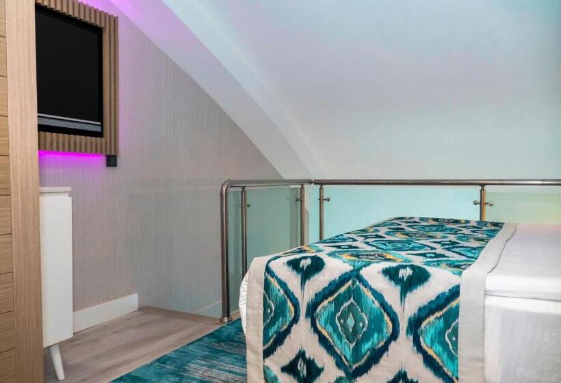 اتاق خانوادگی با چشمانداز کوه, Royal Wings