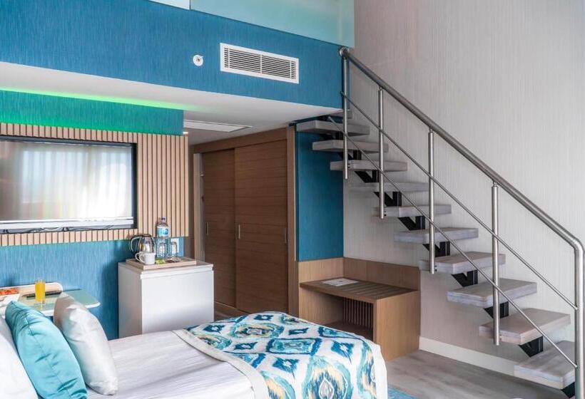 اتاق خانوادگی با چشمانداز کوه, Royal Wings