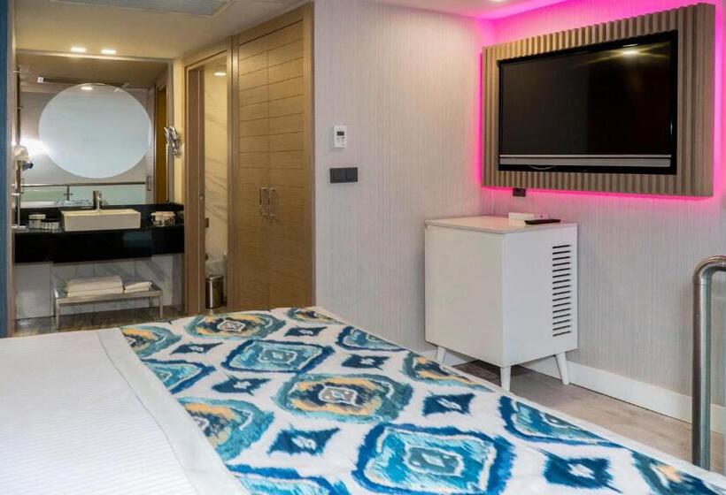 اتاق خانوادگی با چشمانداز کوه, Royal Wings