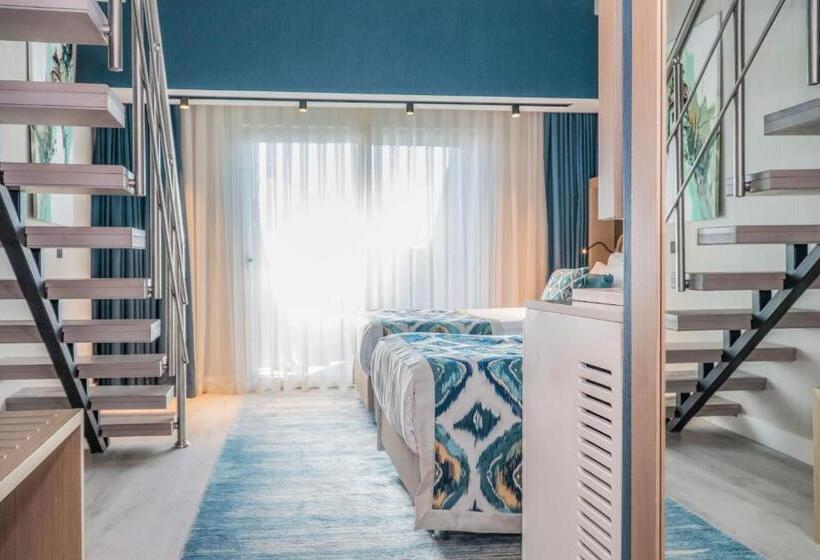 اتاق خانوادگی با چشمانداز کوه, Royal Wings