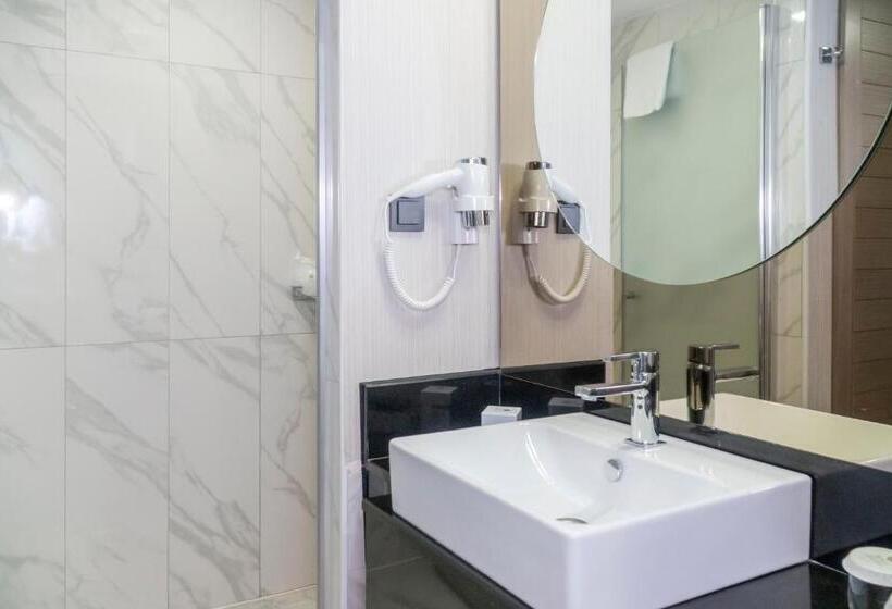 اتاق خانوادگی با چشمانداز کوه, Royal Wings