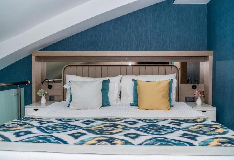 اتاق خانوادگی با چشمانداز دریا, Royal Wings