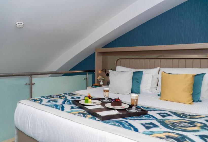 اتاق خانوادگی با چشمانداز دریا, Royal Wings