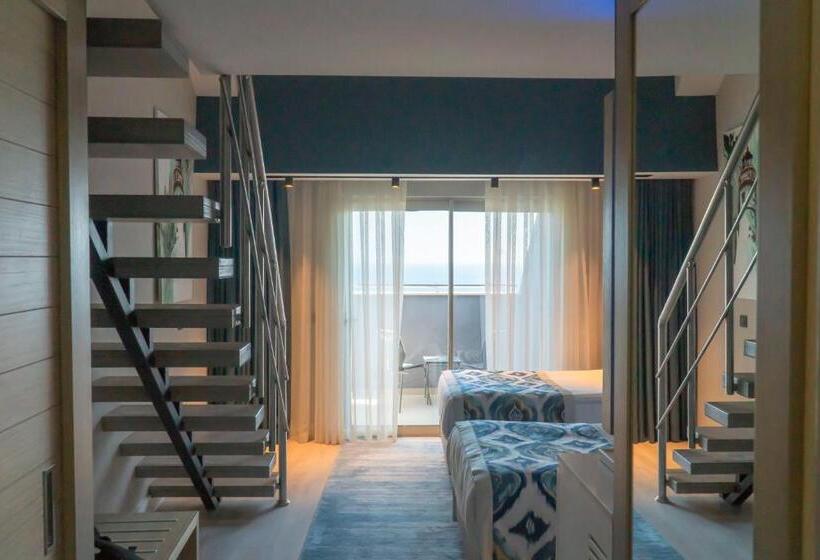 اتاق خانوادگی با چشمانداز دریا, Royal Wings