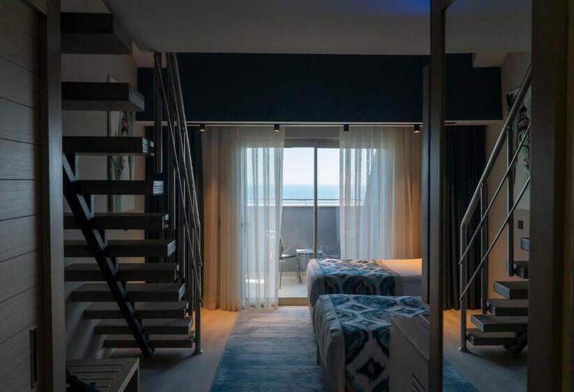 اتاق خانوادگی با چشمانداز دریا, Royal Wings