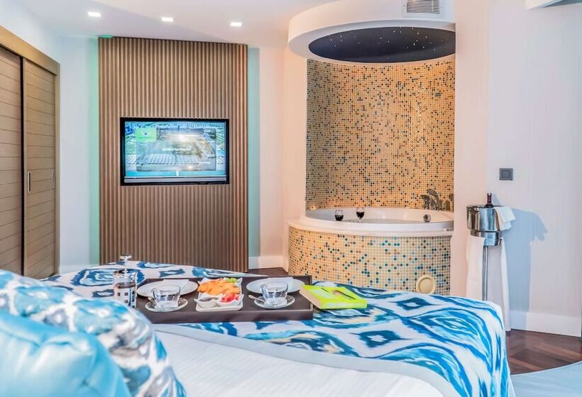 سوییت جونیور با چشمانداز دریا, Royal Wings