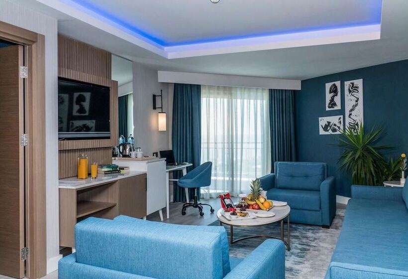 سوییت جونیور با چشمانداز دریا, Royal Wings